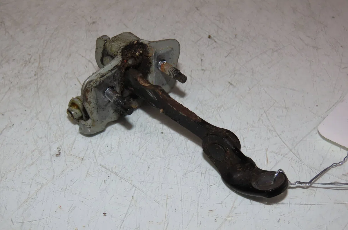 Tirant porte avg Peugeot 206 (2L_, 2M_) 1.1 (2009-2013) occasion