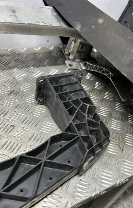 Traverse inférieure armature avant PEUGEOT 208 1 PHASE 1 occasion