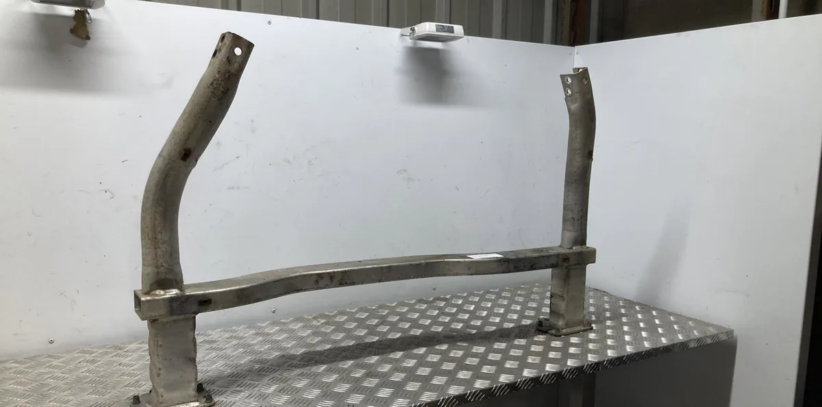 Traverse inférieure armature avant PEUGEOT 407 PHASE 1 BREAK occasion